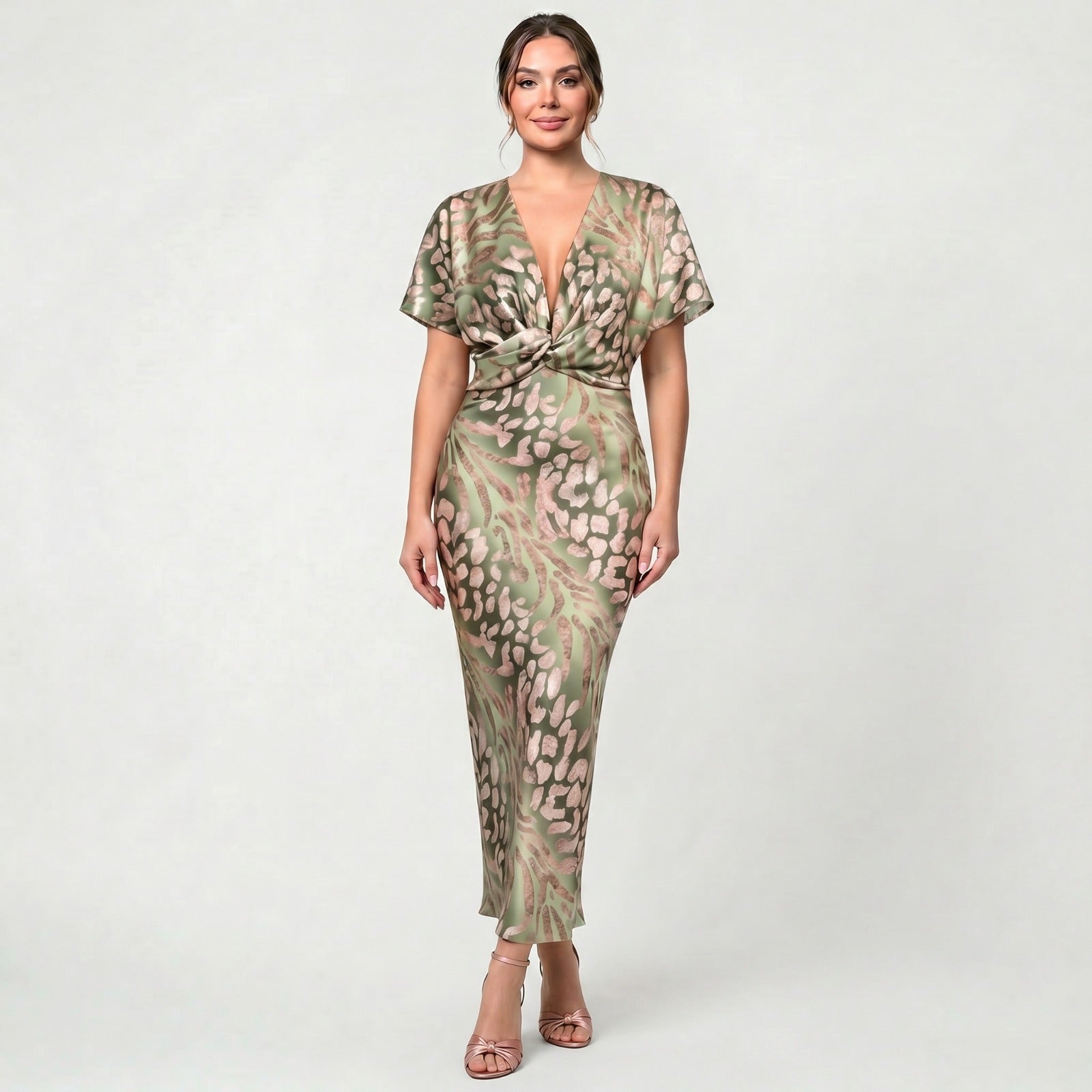 Robe féminine légère et séduisante à décolleté enveloppant