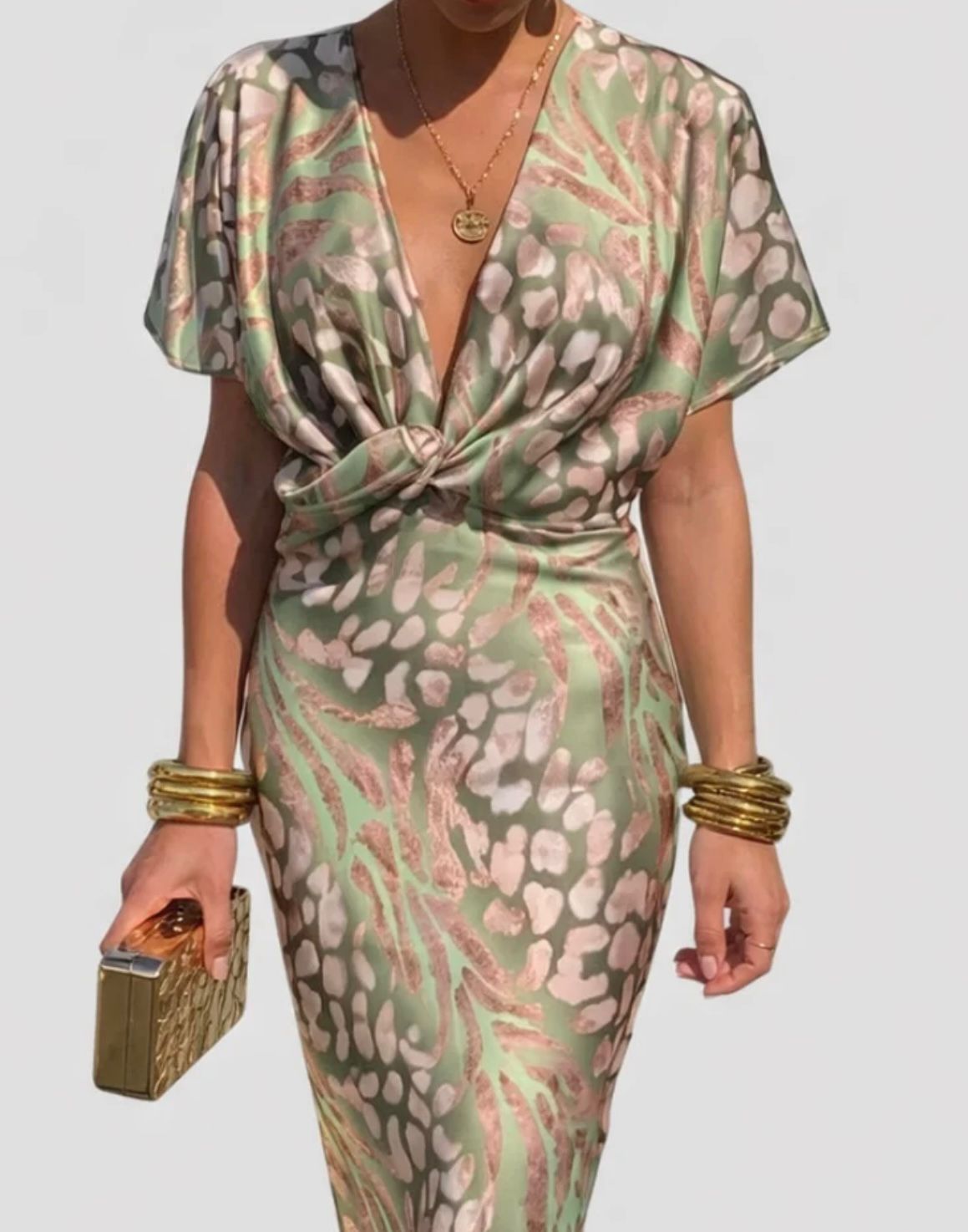 Robe féminine légère et séduisante à décolleté enveloppant