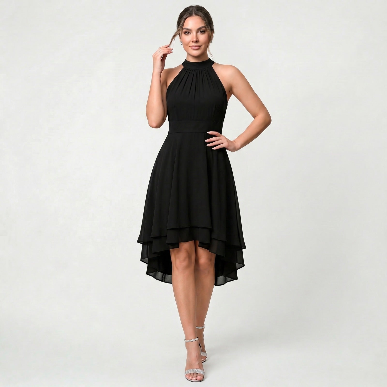 Robe cocktail féminine avec col nu et ourlet asymétrique