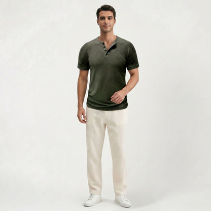 T-shirt uni intemporel pour homme à la silhouette élégante et décontractée