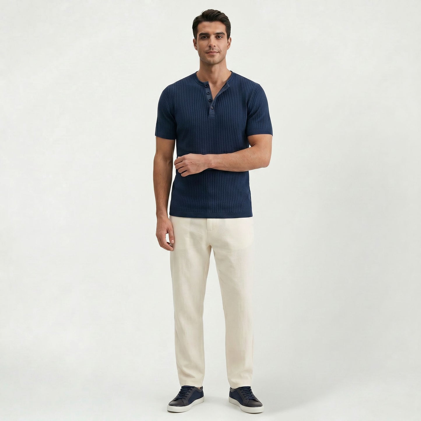 T-shirt uni intemporel pour homme à la silhouette élégante et décontractée