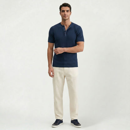 T-shirt uni intemporel pour homme à la silhouette élégante et décontractée