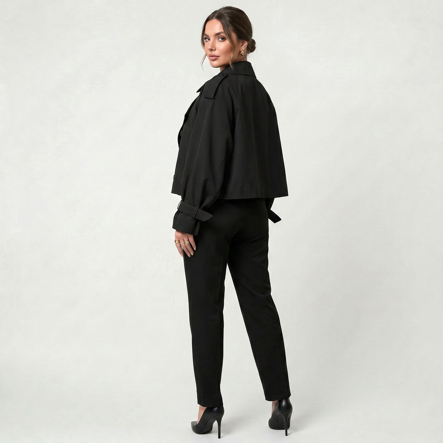 Manteau trench court élégant pour femme, style minimaliste raffiné