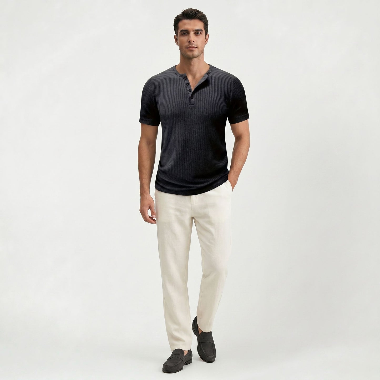 T-shirt uni intemporel pour homme à la silhouette élégante et décontractée