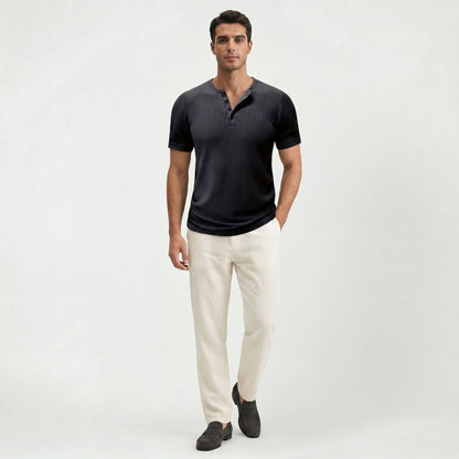 T-shirt uni intemporel pour homme à la silhouette élégante et décontractée
