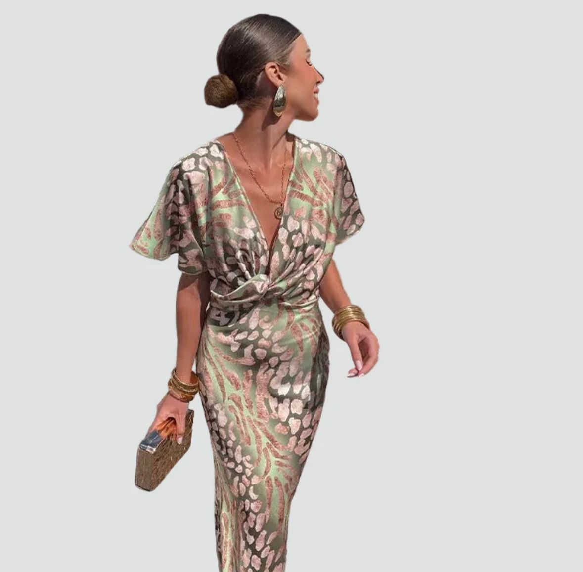 Robe féminine légère et séduisante à décolleté enveloppant