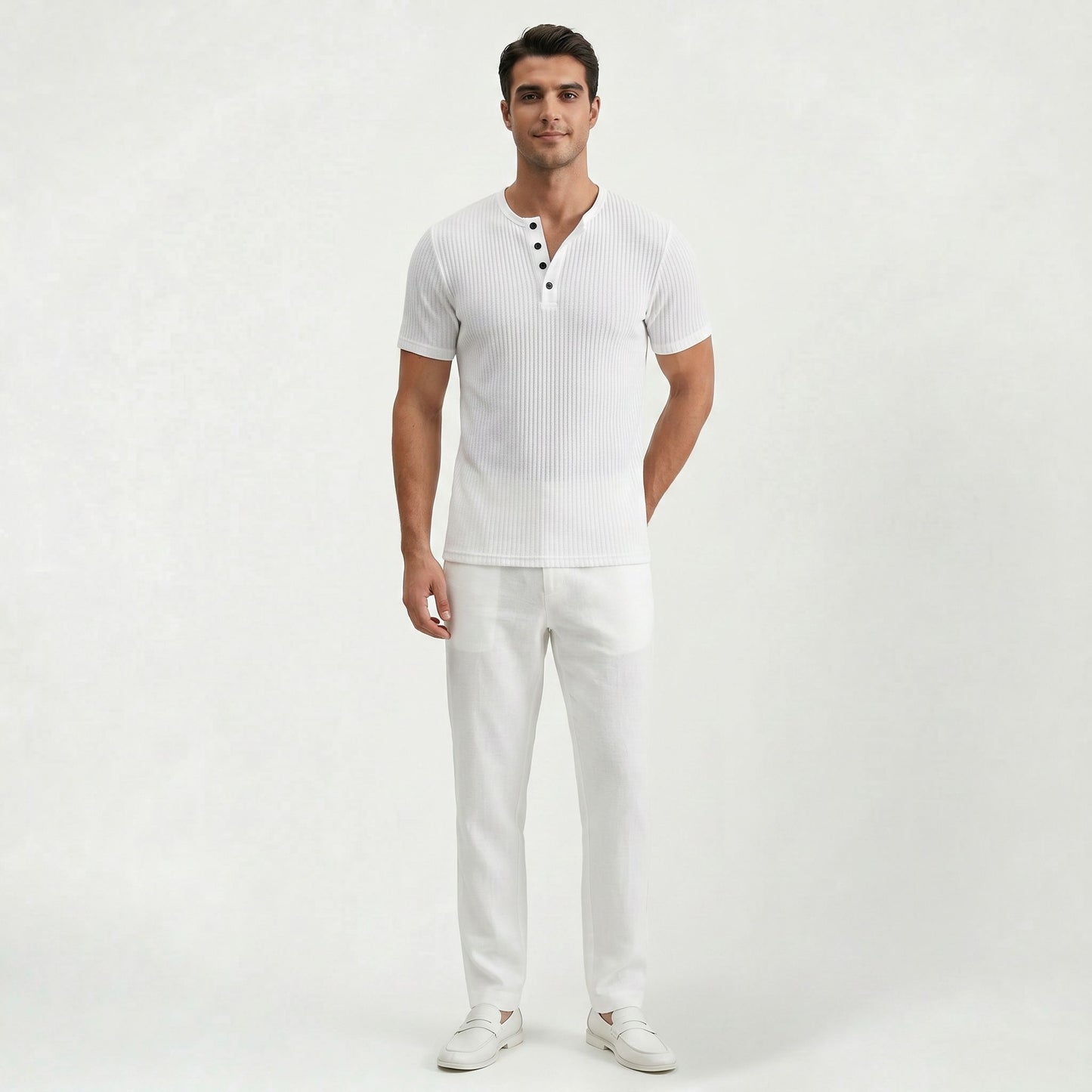 T-shirt uni intemporel pour homme à la silhouette élégante et décontractée