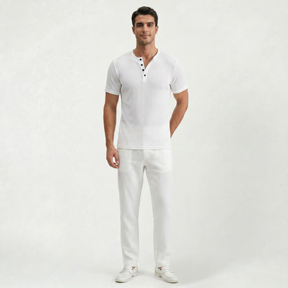 T-shirt uni intemporel pour homme à la silhouette élégante et décontractée