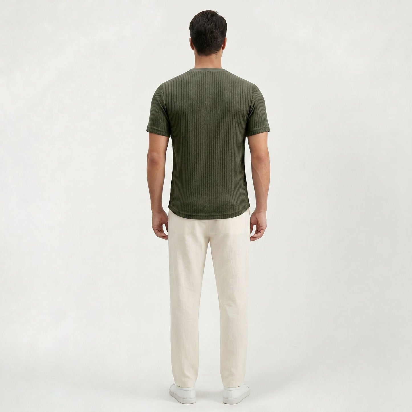T-shirt uni intemporel pour homme à la silhouette élégante et décontractée