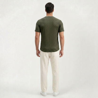 T-shirt uni intemporel pour homme à la silhouette élégante et décontractée