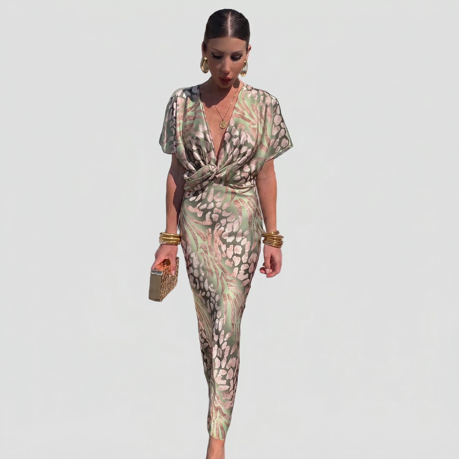 Robe féminine légère et séduisante à décolleté enveloppant