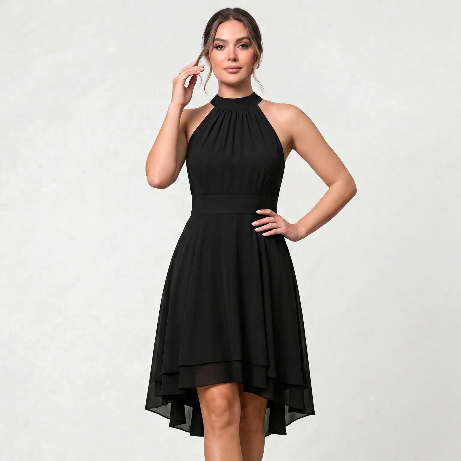 Robe cocktail féminine avec col nu et ourlet asymétrique