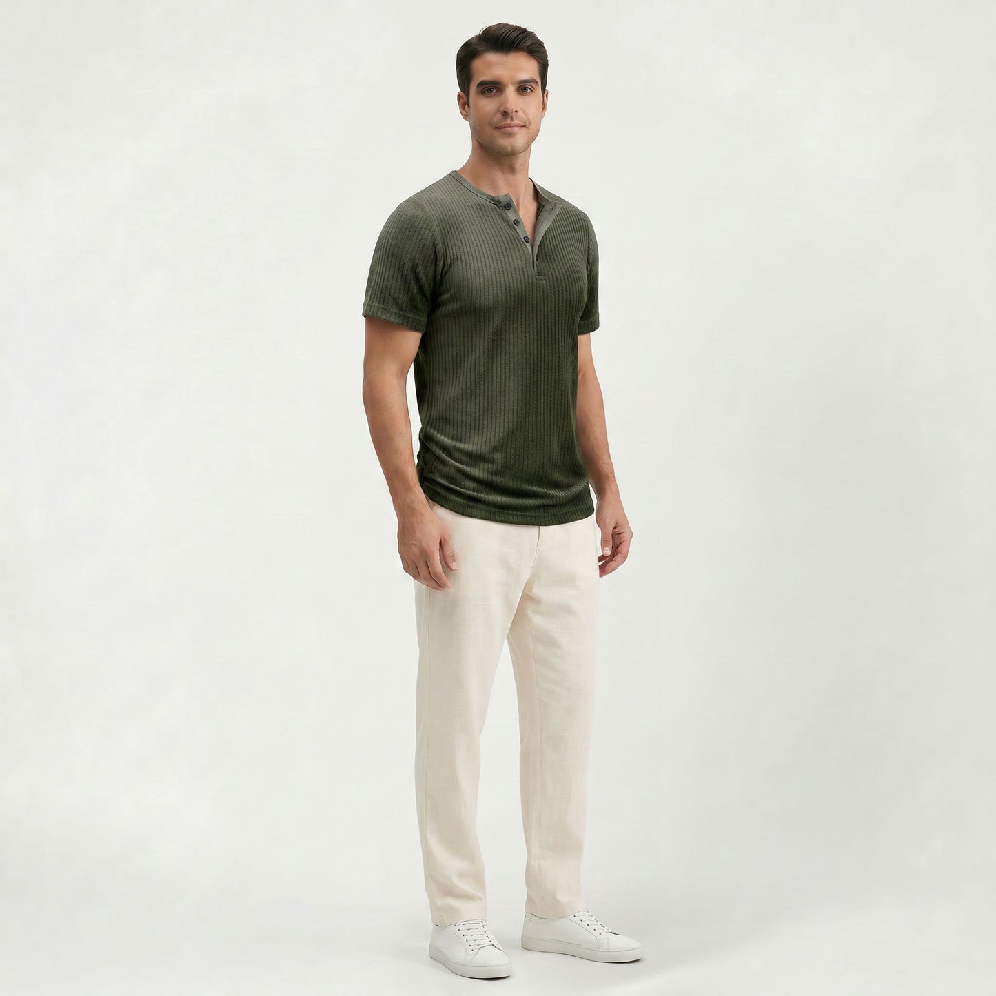 T-shirt uni intemporel pour homme à la silhouette élégante et décontractée