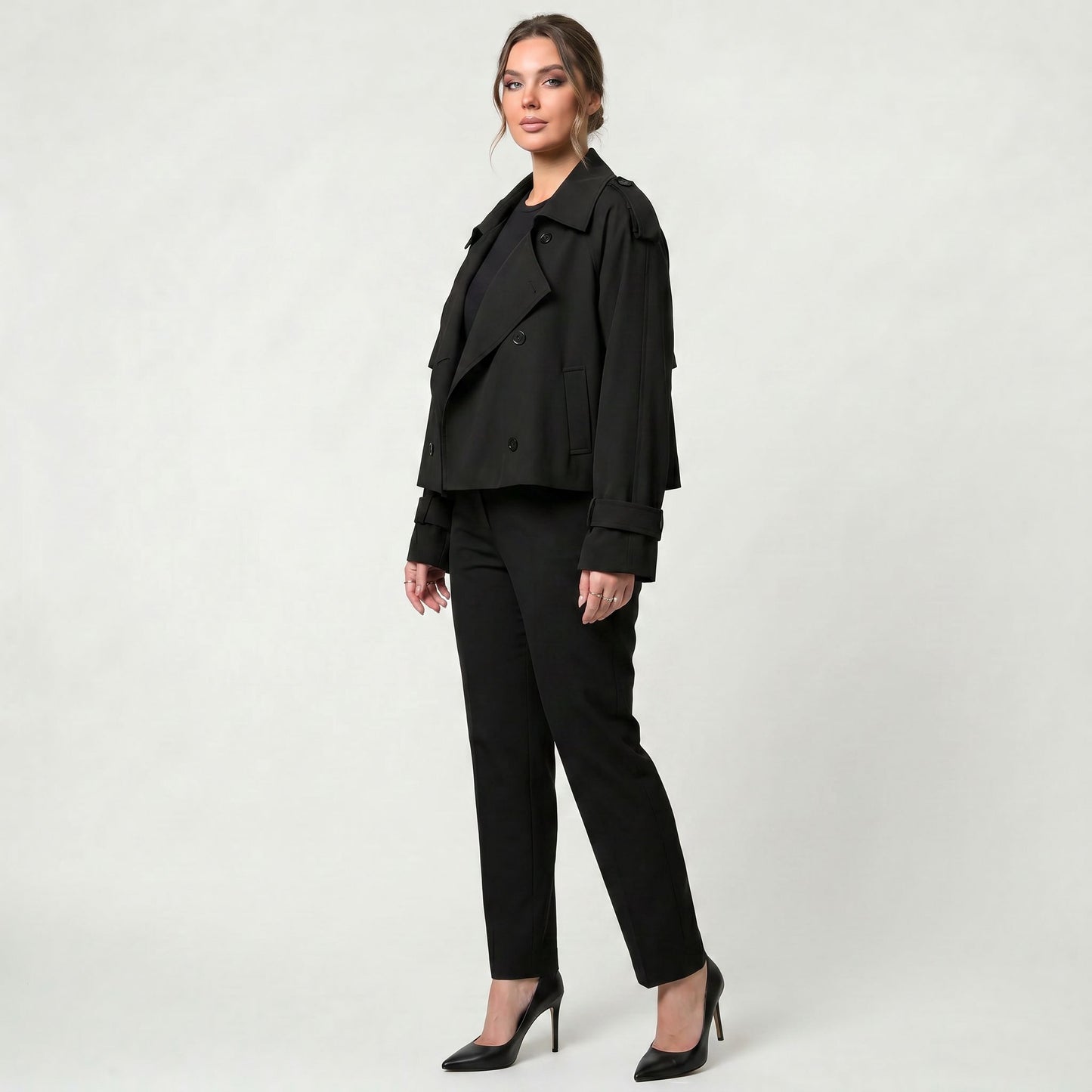 Manteau trench court élégant pour femme, style minimaliste raffiné